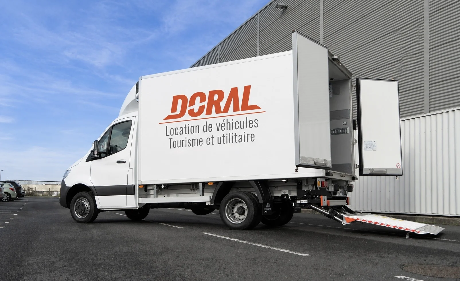 camion 20m3 devant un entrepot