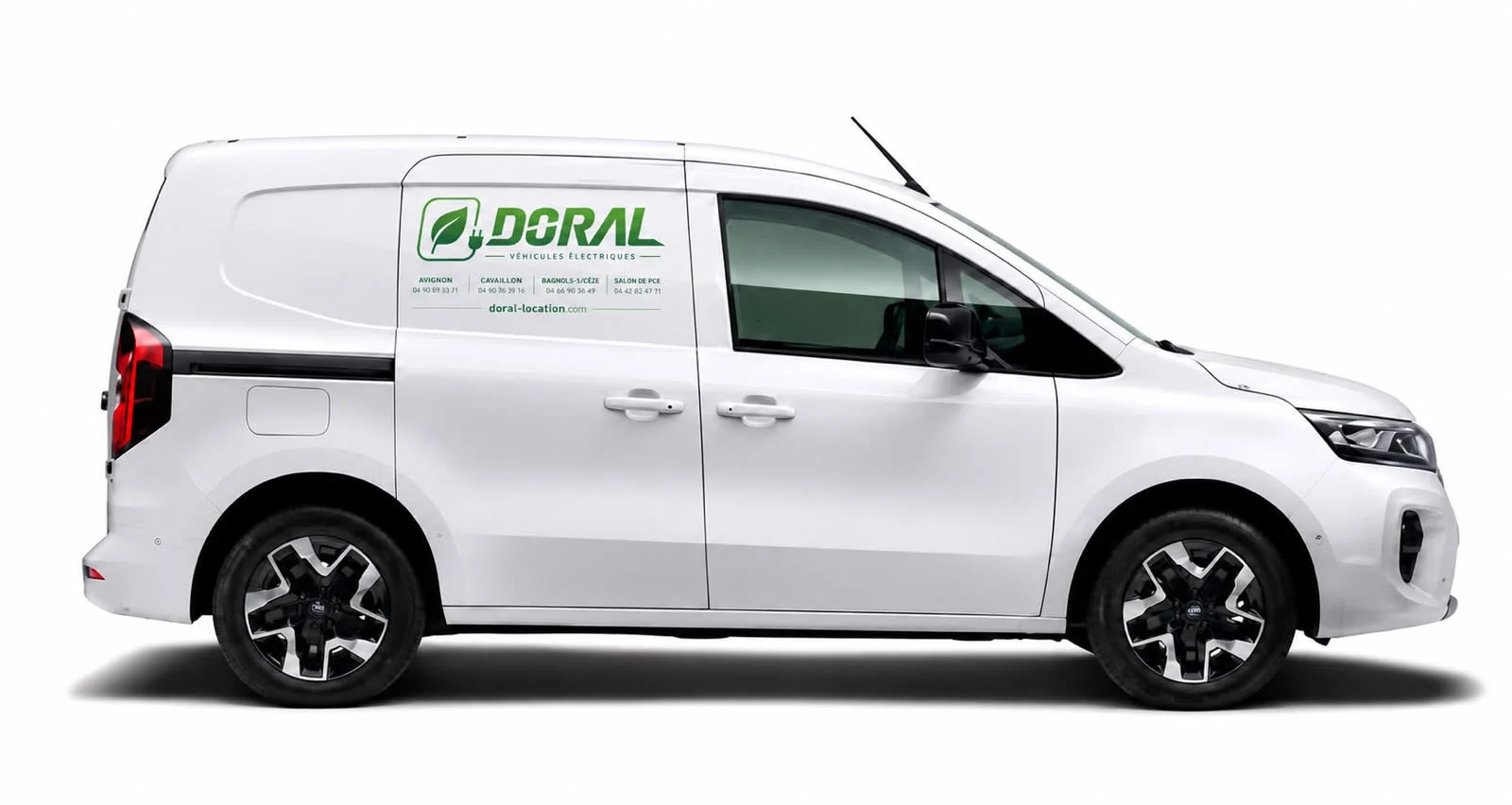 nissan townstar electrique de profil sur fond blanc