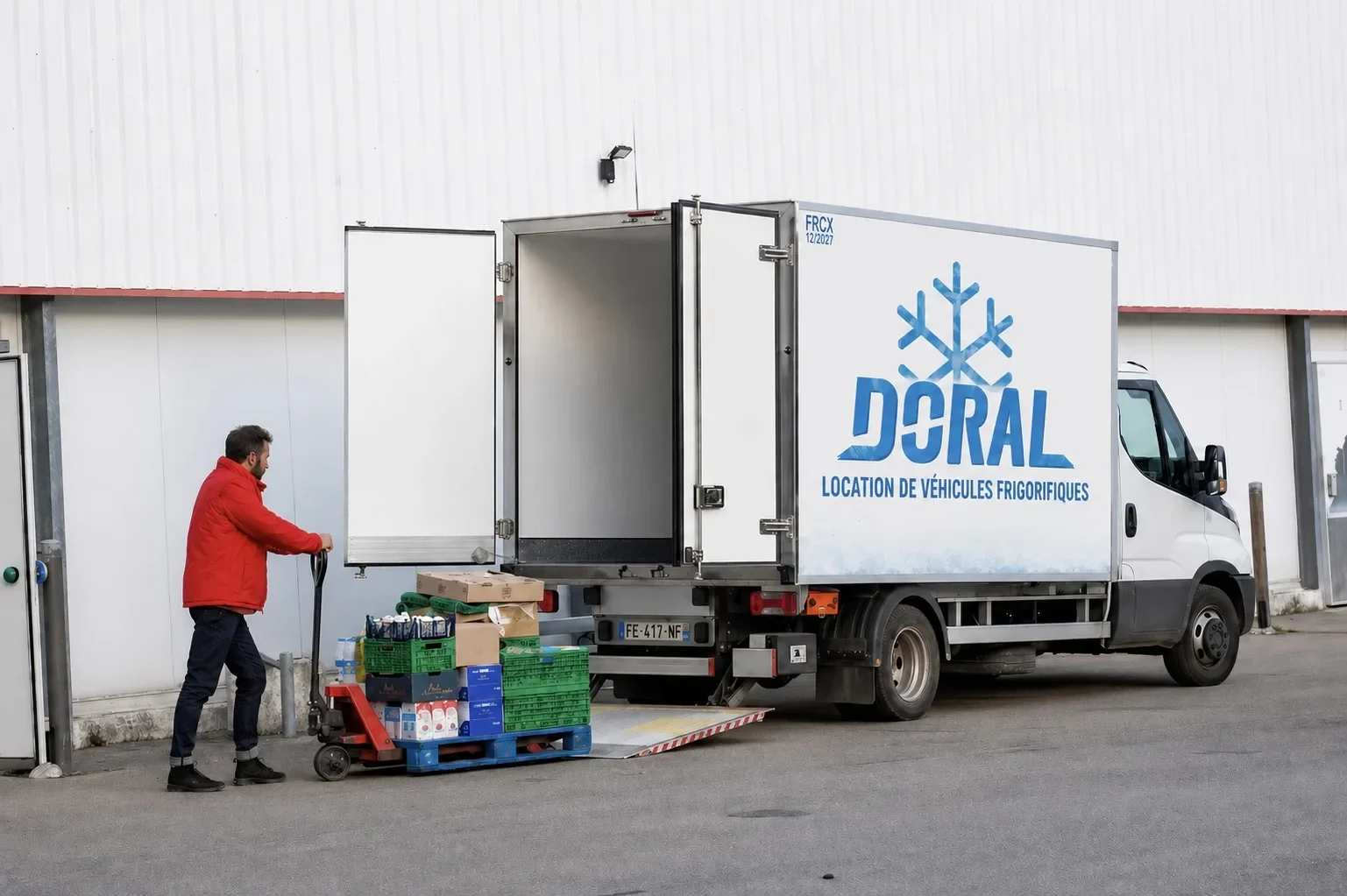 Chargement d'un camion frigorifique Doral Location — transport de denrées périssables
